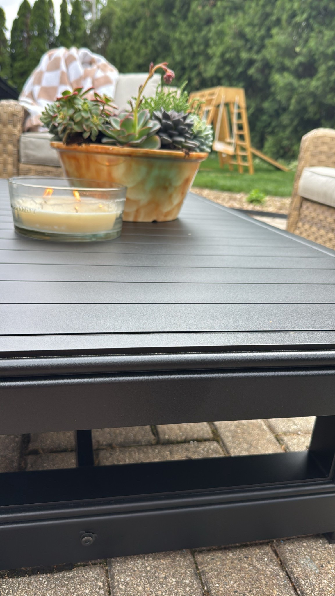 I got a new patio coffee table! It’s very big and lower to the ground 🤌🏽