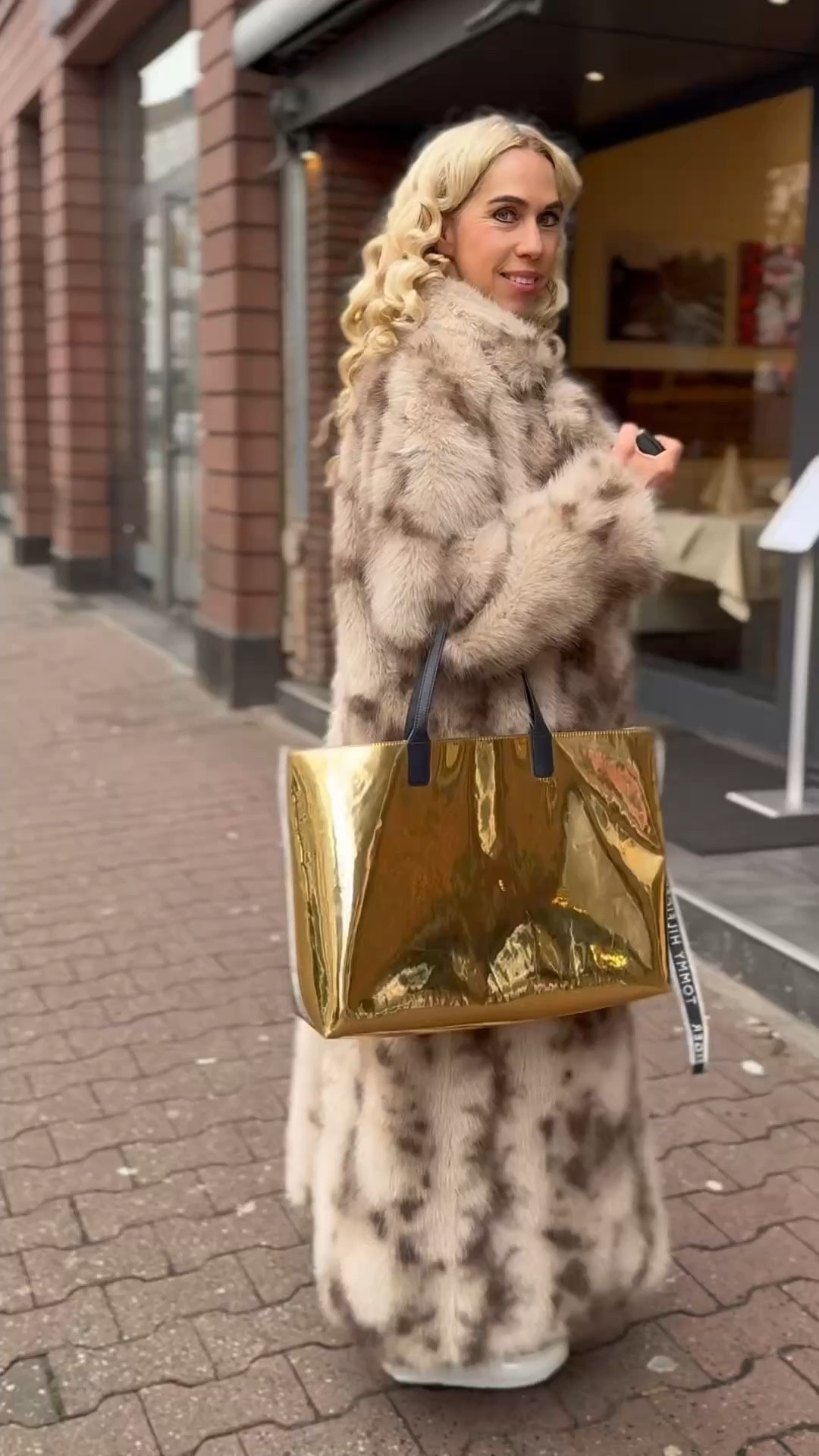 ✨ Wintermantel Kunstpelz + Paillettenkleid = Winter-Glam ✨
Mein liebster Party-Look im Winter: Ein kuscheliger Kunstpelz-Wintermantel über dem Paillettenkleid – warm, elegant und perfekt für jede Holiday-Party oder Silvesternacht. ❄️✨ #winteroutfit #winterlook #winterstyle
#holidayoutfit #holidaystyle #silvesterlook
#paillettenkleid #kunstpelzmantel #festlichesoutfit
#partylook #glamlook #winterglam
#ootd #outfitinspo #ltkfashion #ltkeurope
#fashioninspo #winterfashion



#LTKwinter #LTKdeutschland #LTKfestive