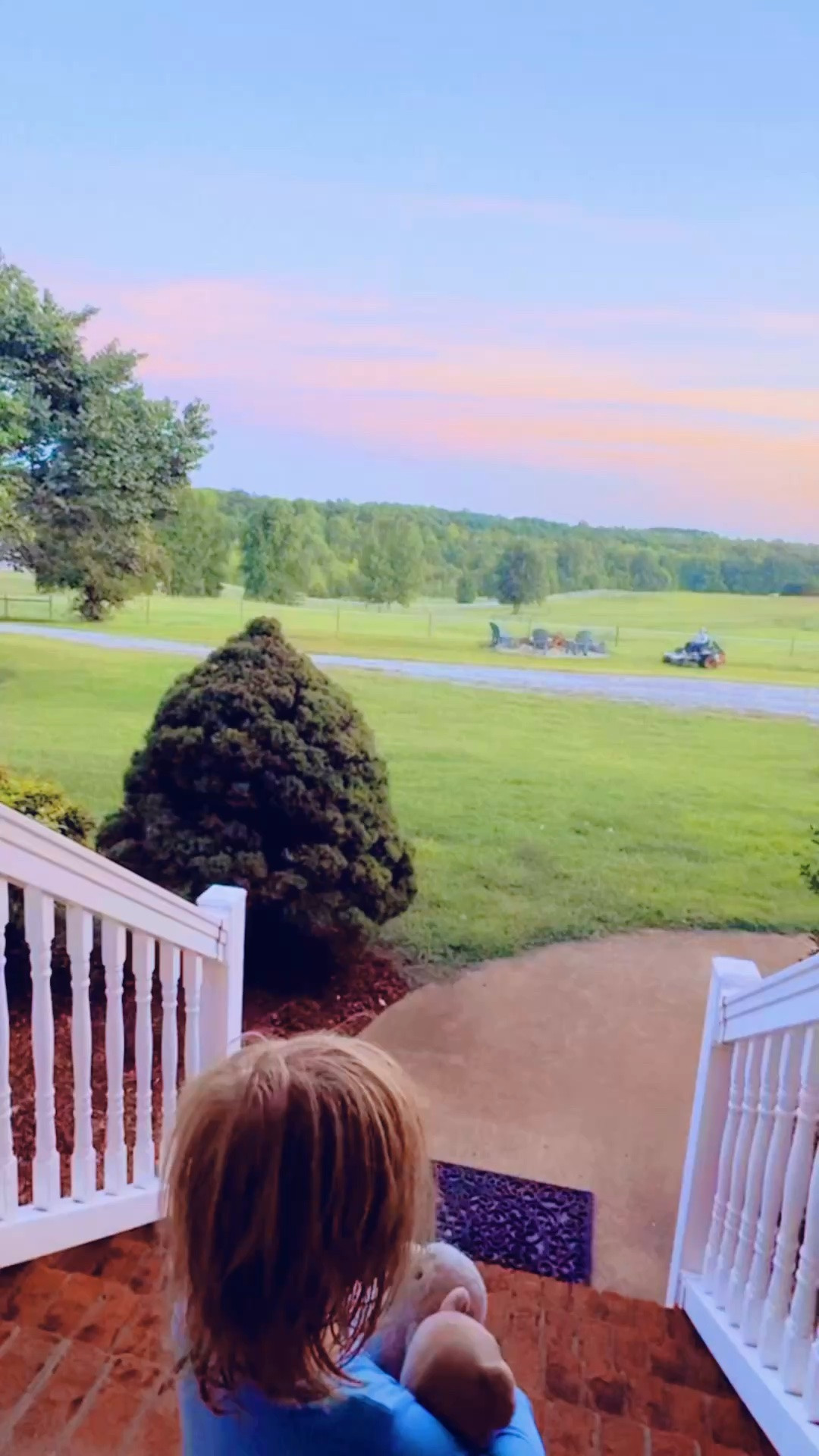 And these cuties loved watching Dada off the front porch 🪑 cutting the grass on the farm as the sun was going down!! 🌅