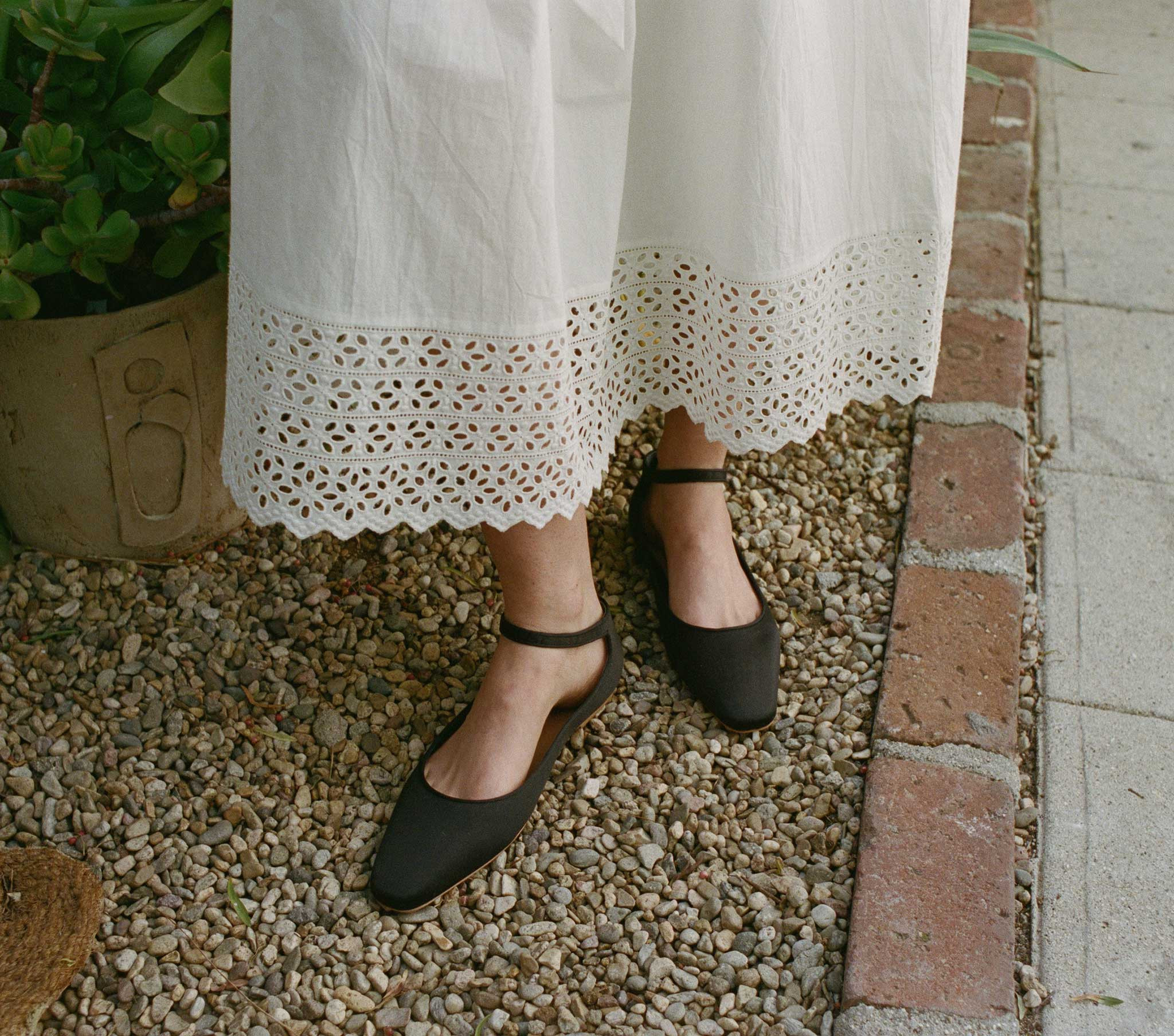 ELLESMERE FLAT -- BLACK SATIN | DOEN