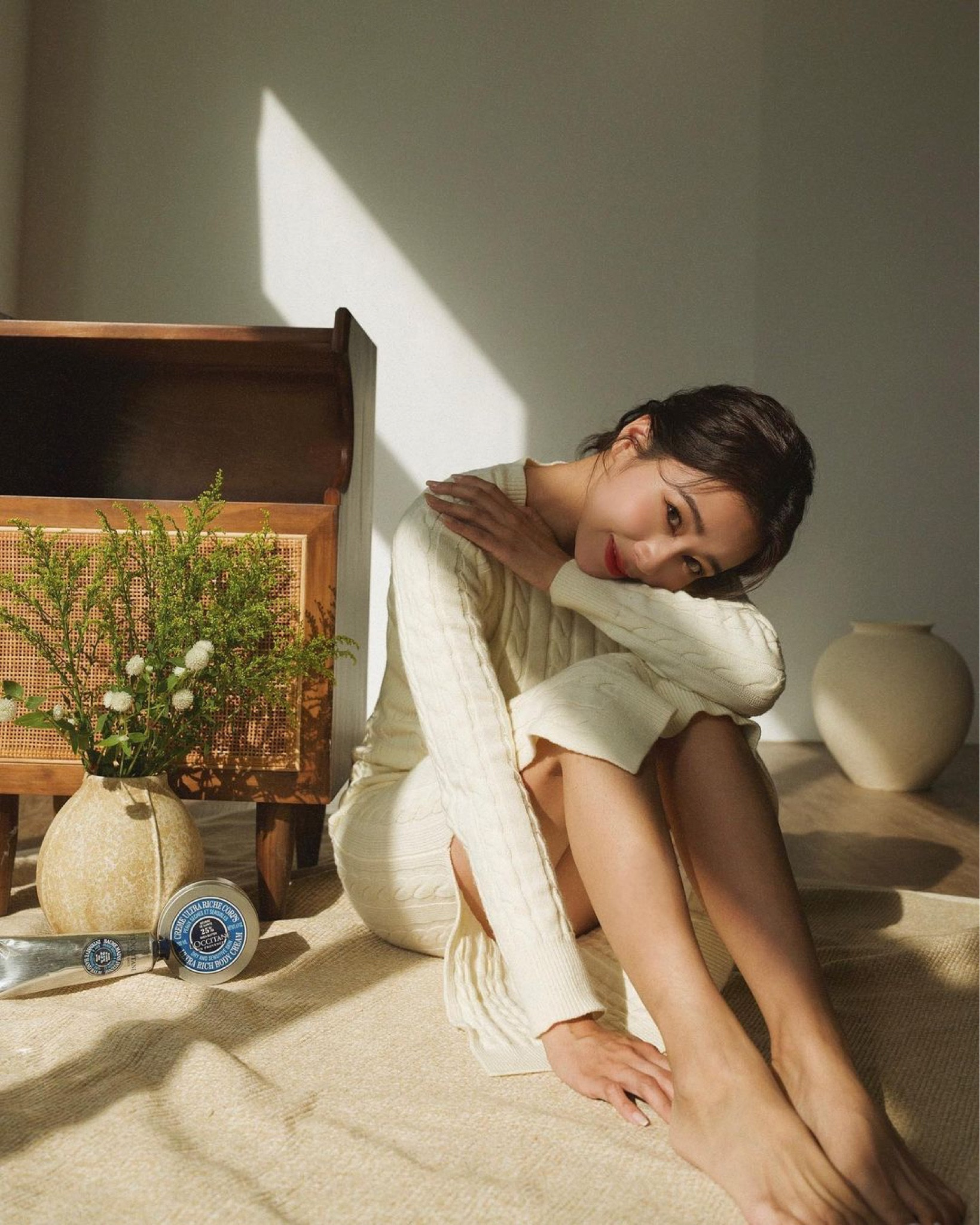 來說一個真實的故事
在年輕的時候之前接到一個廣告，
而且還是女主角～拍完所有的鏡頭之後
我才發現
廠商另尋一位女生，來單拍他的手！！
我認真的看著我的手，因為乾肌+瘋狂的外景
我的雙手好像是一個天天做家事的操勞手😂

還有一次拍攝珠寶，我邊拍廠商邊說手不夠美
聽了整個好受傷啊～～～😂
所以幾次拍攝的經驗之後，
我就更加注意我的手部保養！

尤其是有了小孩之後
更要經常消毒雙手
所以全身上下最乾燥的地方應該是我的雙手🫠

除了隨身攜帶酒精之外，護手霜是我必備的
歐舒丹 #乳油木護手霜 我分享過 n 次👏🏼
但這次要介紹更進階的新品
就是 #乳油木密集修護手膜霜
蘊含 25%的乳油木果油
為乾燥的肌膚帶來保濕、滋潤和防護
比乳油木護手霜%數更高更滋潤，
有效集中修護乾裂脫皮的雙手

最近天氣特別乾燥
使用厚敷 10 分鐘加強修護
再按摩至吸收，我就去睡覺～
一覺醒來就能感受到差別！
天冷時完全默默用這支替代我的護手霜😆

日常的身體保養
當然也是交給 #乳油木保濕身體霜 ～
沐浴完趁身體還有保有水分時，
馬上取適量全身抹勻
就會迅速被肌膚吸收啦～
而且能 72 小時長效保濕
成分天然溫和，重點是一家大小都能用
另有 3 歲以下幼兒可以使用的乳油木寶寶系列
是不是很貼心☺

今年的乳油木系列
除了成分升級外～
包裝改用 95%可回收再生鋁 100%可再回收循環利用！
友善地球，我覺得超棒🫶🏻

@loccitanetw
#乳油木暖心呵護 #國民護手霜
#歐舒丹 #LOccitane
#LTKtaiwan #LTKasia

#LTKbeauty #LTKSeasonal