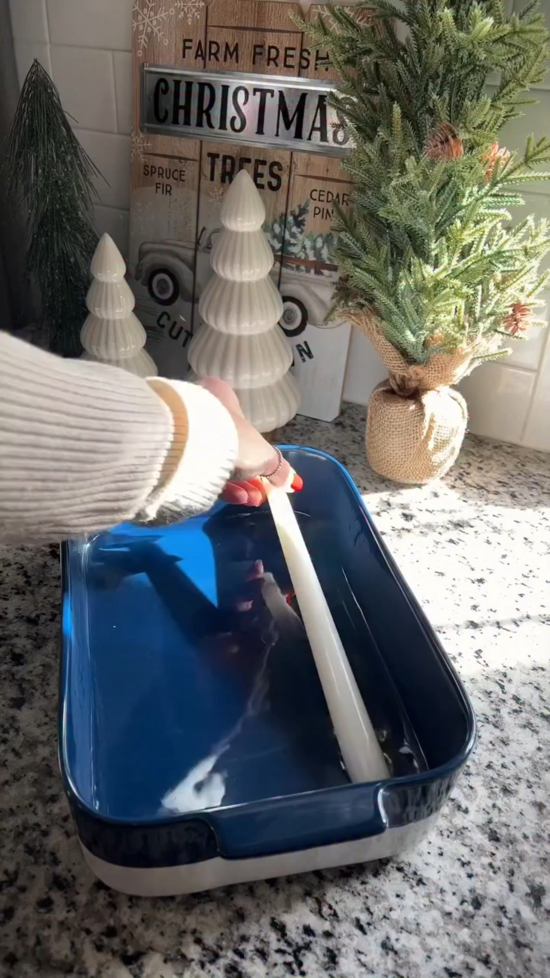 Hagamos candelas con diseños de árbol de Navidad 🎄 con tan solo sumergirlas en agua caliente por unos minutos, estas se tornan suaves y moldeables, y luego ya podemos hacerles puntas semejantes a las ramas de un pino. Si te gustó esta idea compártela con una amiga que ama la Navidad ✨🌟🎄

DIY Christmas tree candles 
#Christmas #christmasdecor #christmascandles #holidaydecor #holidayhome #xmas #christmascrafts #diychristmas #decoracionnavidad #manualidadesnavideñas #navidad2025 #latinaenusa #latinamom #momlife