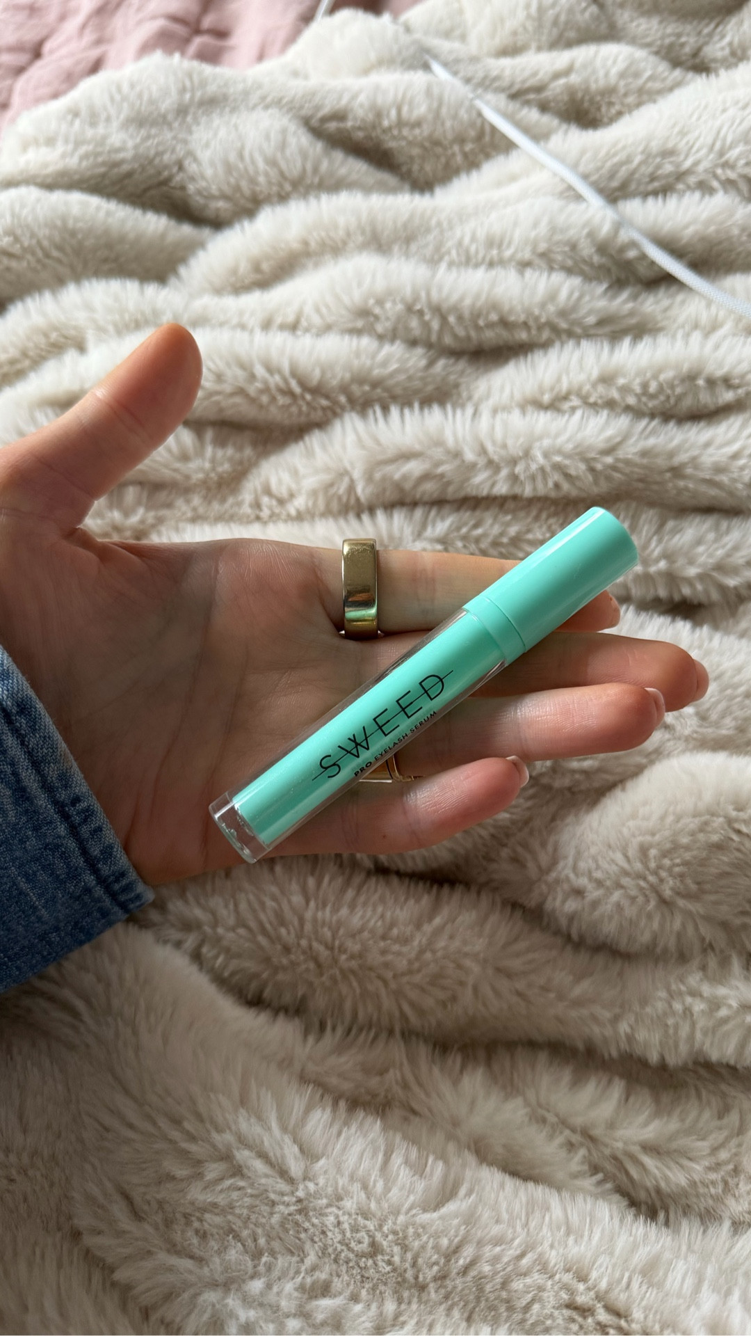 Hormone free & prostaglandin free lash serum that doesn't cause orbital fat loss, redness &  nasty side effects other lash serums do. 