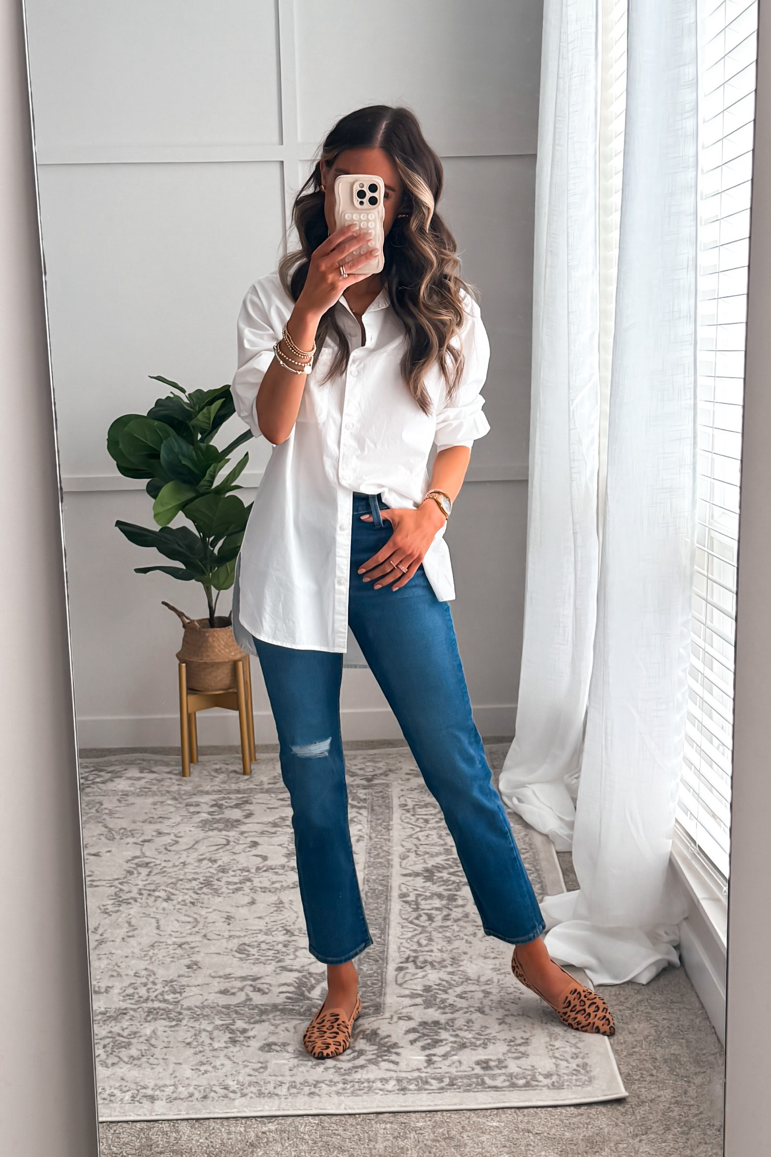 These stretchy jeans are SO GOOD! They make your bum look so good with the perfect pocket placement and size. They don’t stretch out overtime and are nice and comfy. I’m wearing my true to size - 25. Come in multiple washes. 

#LTKfindsunder100 #LTKfindsunder50 #LTKstyletip