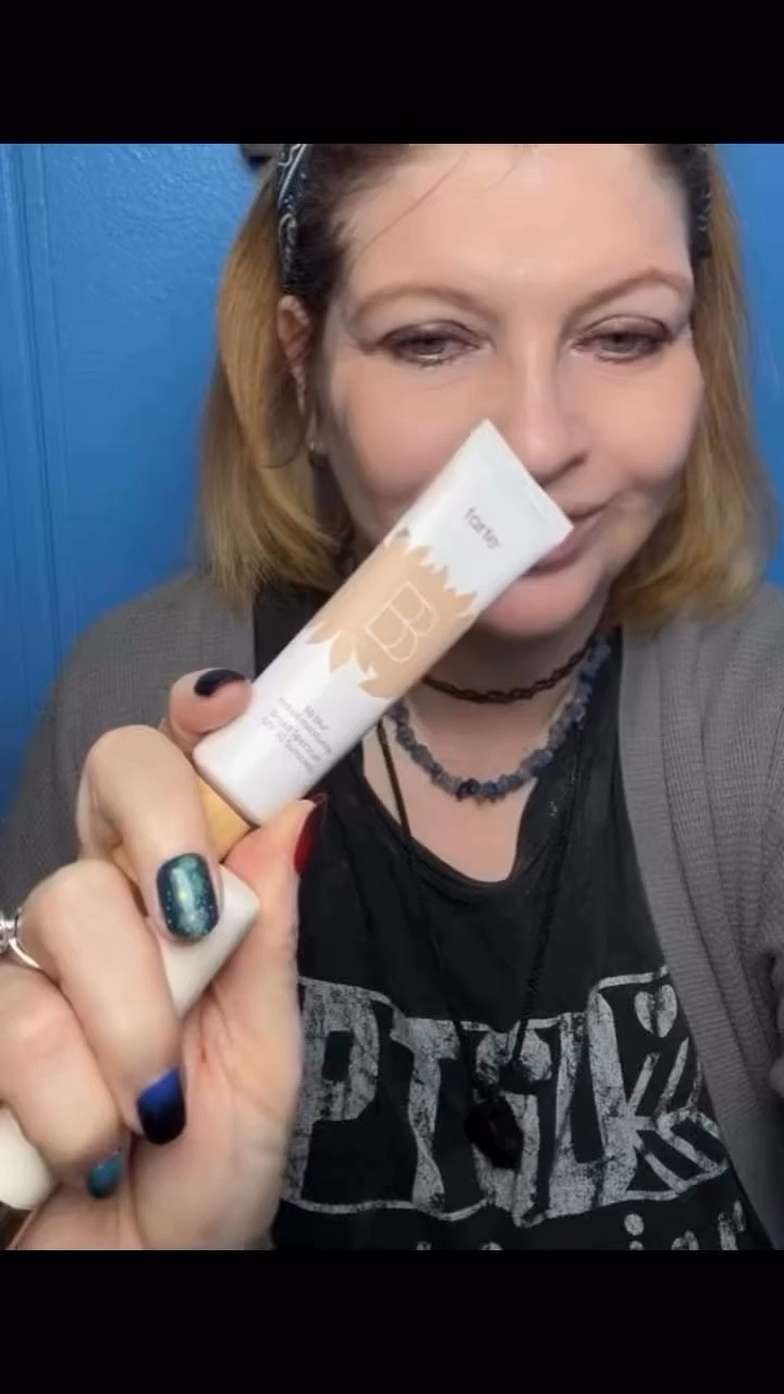 Gifted By @tartecosmetics

BB Blur Tinted Moisturizer SPF 30 from Tarte Cosmetics is a no brainer when you are limited with time, want flawless coverage, & want to save a step in your makeup routine as this is a spf 30.  Let’s unpack this hero product:

This Tinted Moisturizer is a medium coverage that is buildable, dries to a matte finish, and is perfect for the “no makeup” look.

It’s lightweight, yet hydrating,  brightening, and smoothing

“Triple-B complex helps minimize the appearance of fine lines & pores for a more youthful complexion“

Vegan & Cruelty-Free

*Denotes Quoted Information Taken Directly From Website*

*pr gifted*

Many thanks to @tartecosmetics for sending this product over!

#tartecosmetics#fightingmothernature#bbblur#tintedmoisturizer#makeupover40
