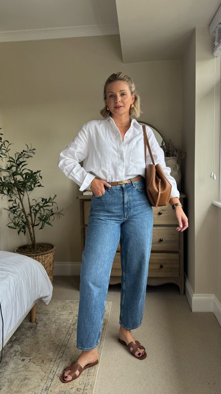 Smart casual way to style blue jeans and a white shirt 