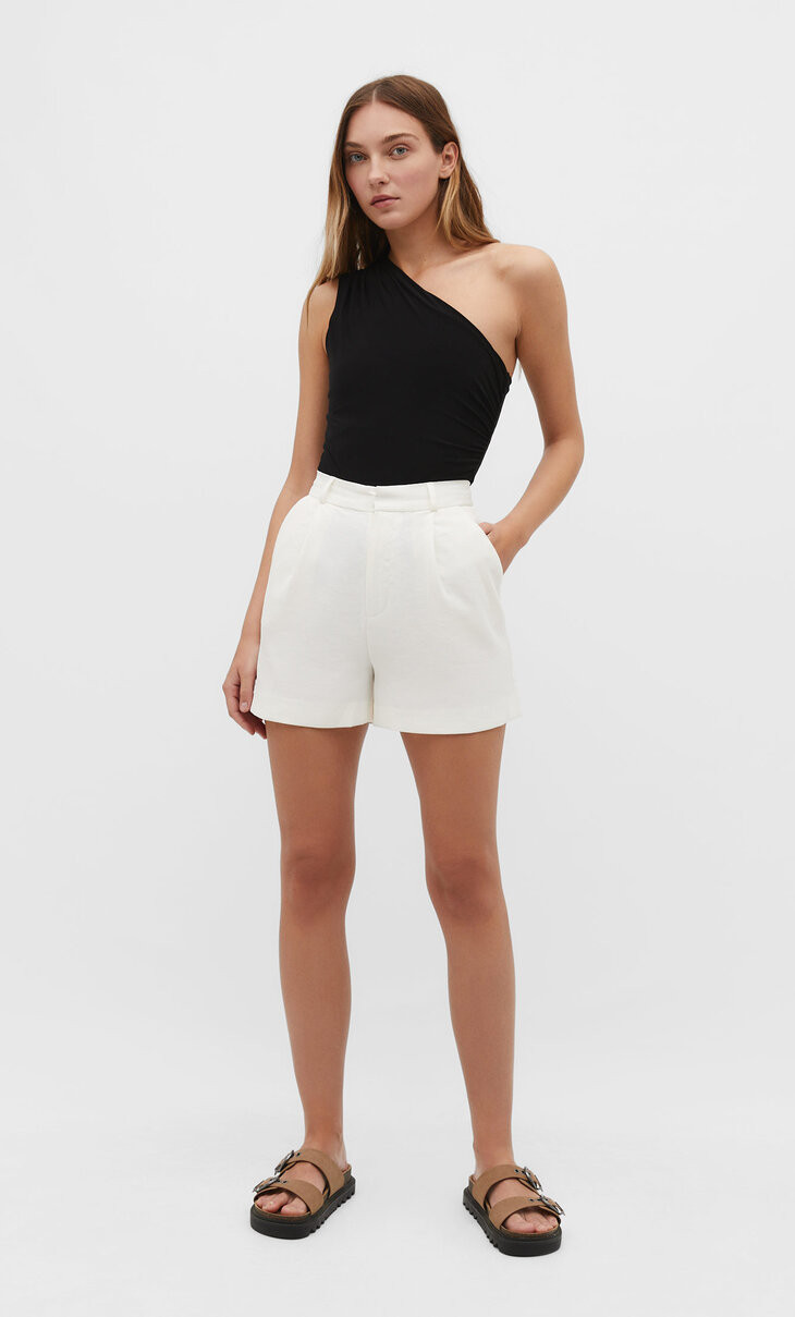 Smart shorts with darts | Stradivarius (UK)