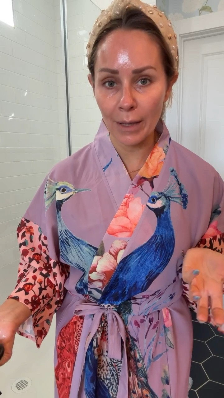 This is how I get smooth, glowing body skin ✨
A gentle exfoliating body peel that helps with texture, dryness, and uneven tone — without being harsh.
#smoothskin #bodycarefinds #exfoliating #dryskinsolutions #glowingskin