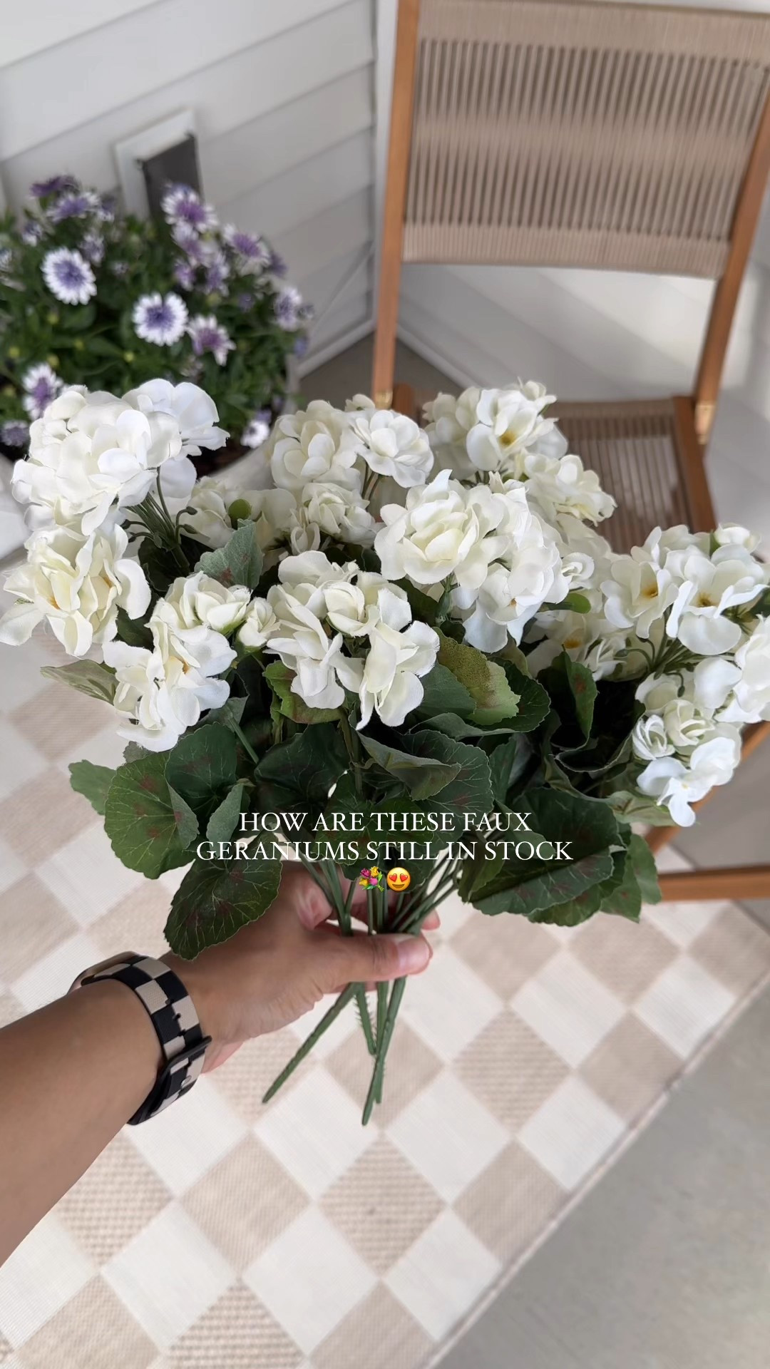 Shop these beautiful faux geranium florals!

Pack of 4. & it comes in multiple colors!