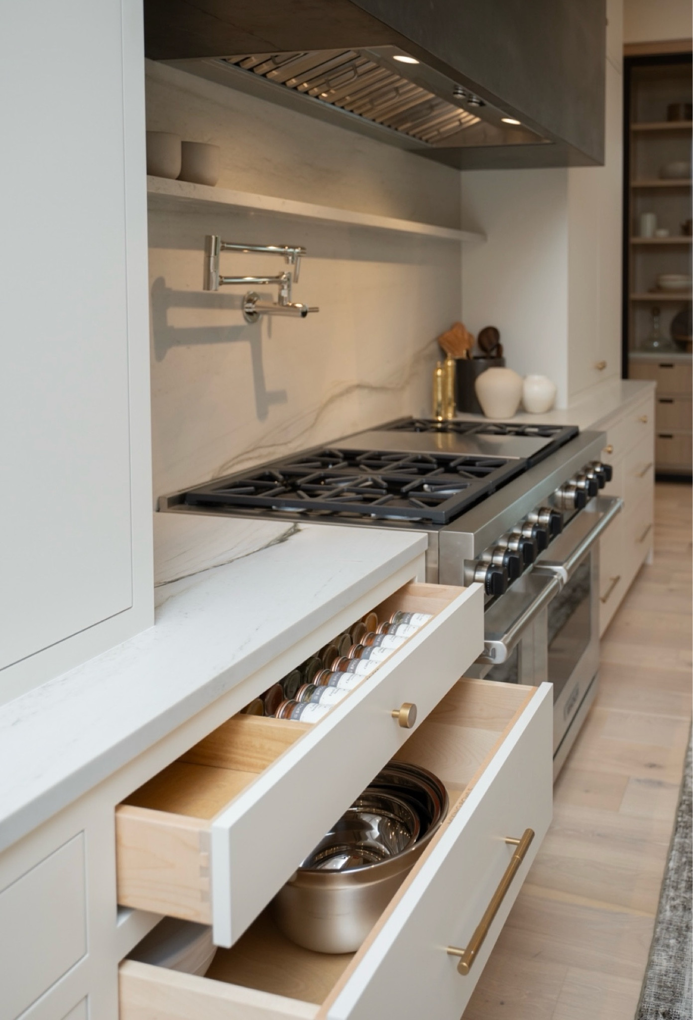 Kitchen and entertaining organization at #thegsmodernmuse

#LTKFamily #LTKStyleTip #LTKHome