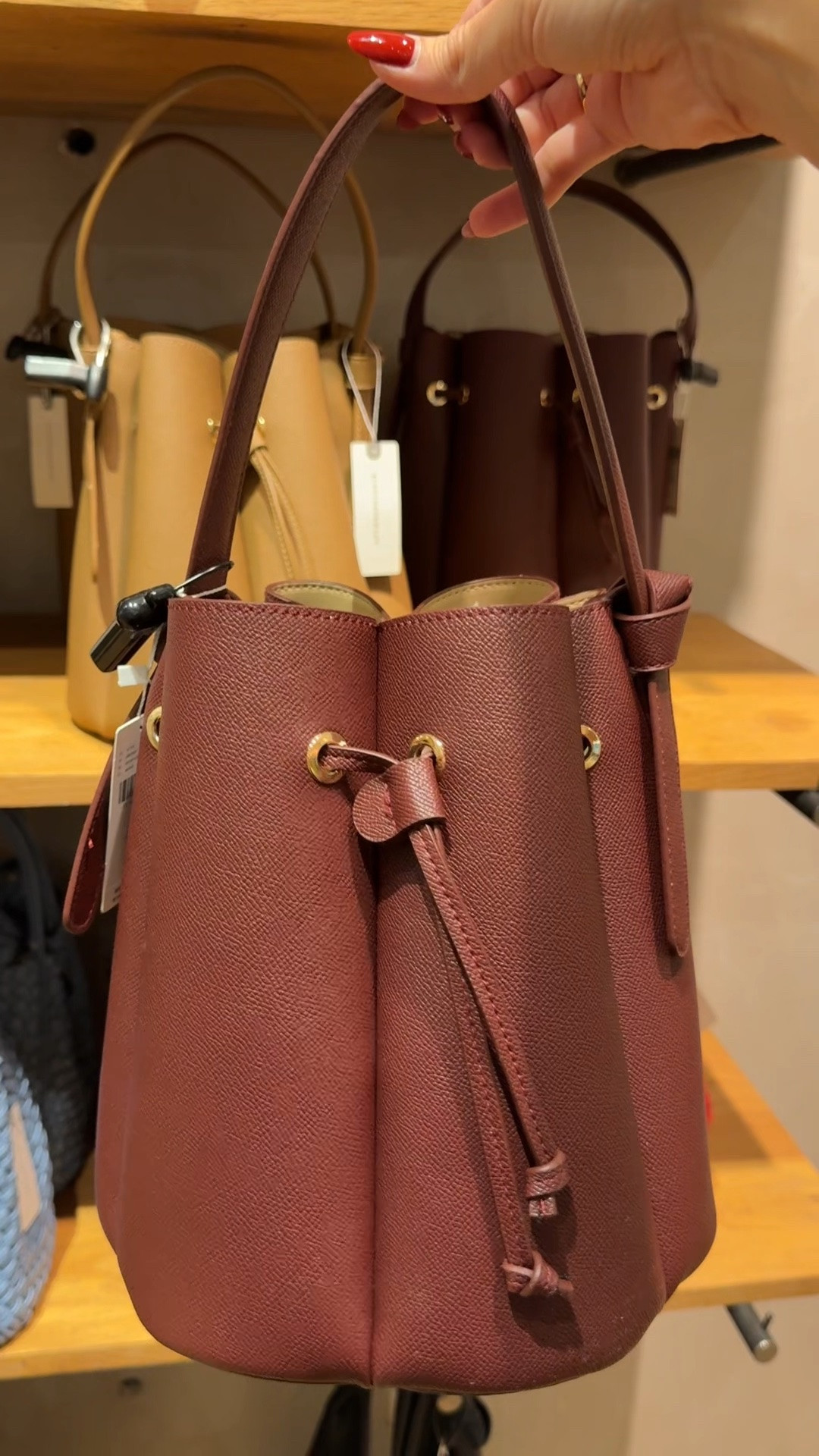 How cute is this bucket bag for fall?! Perfect it girl bag & vibes. Obsessed!

#LTKootd