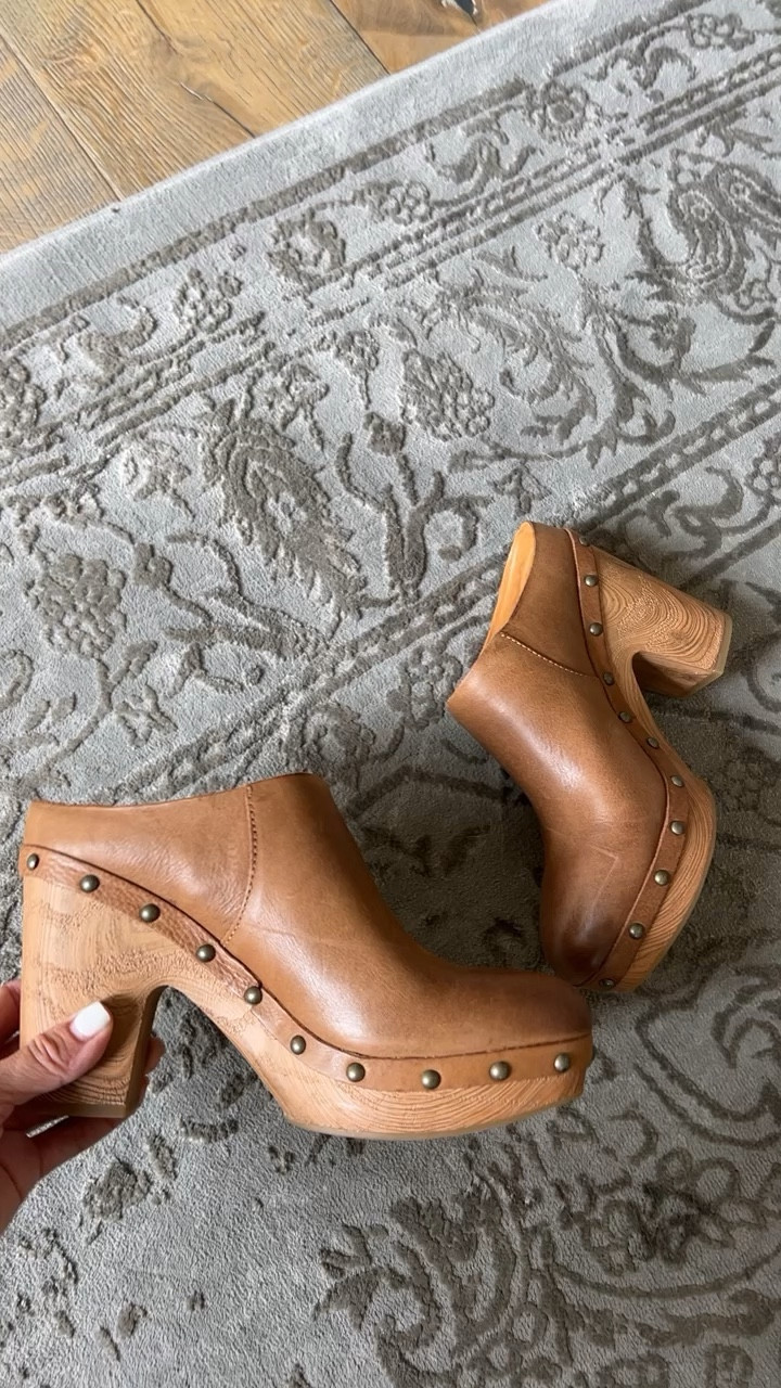 Perfect brown clogs for Fall. These are very comfortable and run tts.

Brown clogs
Fall shoe


#LTKSeasonal #LTKshoecrush