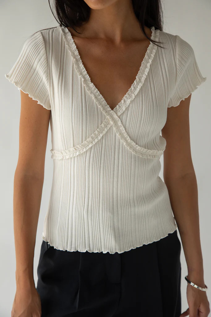 SHORT SLEEVE TOP WITH LACE V-NECKLINE | OAK + FORT