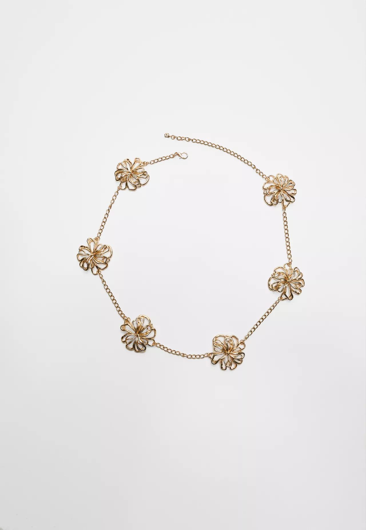 Gürtel aus Metall mit Blumen | Stradivarius DE