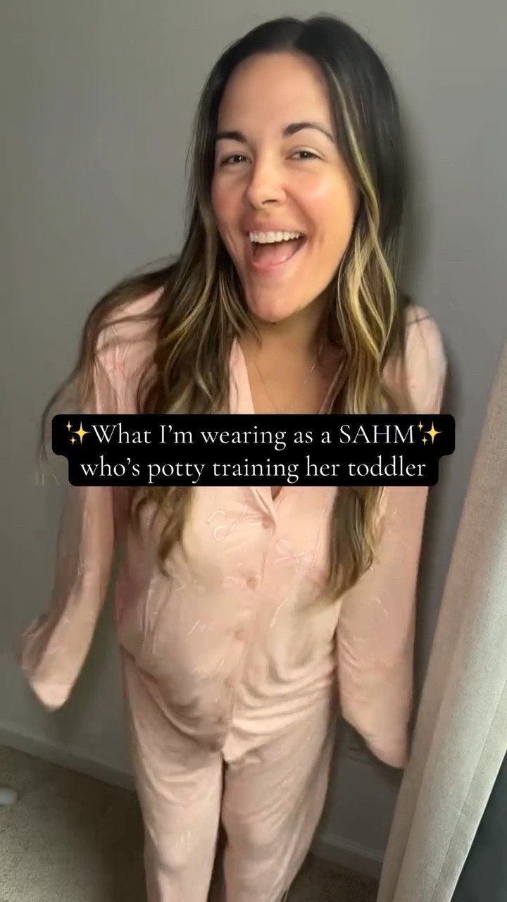 Send all your tips and tricks for potty training 😅 
links are in my bio 💕

#mommylife #pottytraining #ootd #momfashion