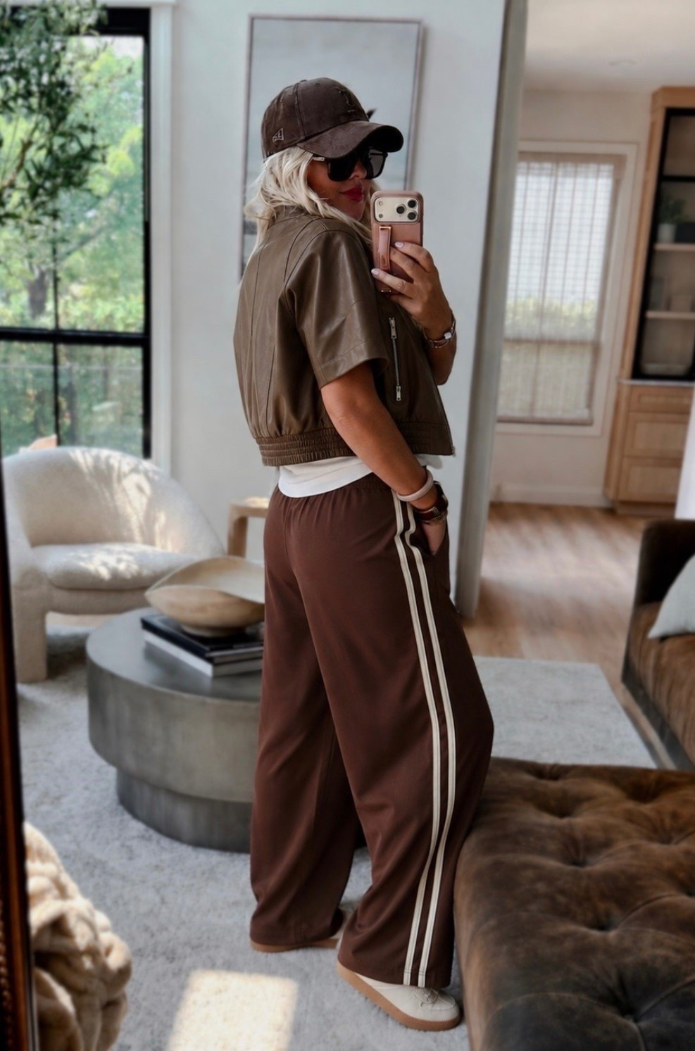 This short sleeve bomber jacket is so good! 4 colors! Love it! I did small.
Pants also come in black! Do we need👀🤎🤌🏼! LOVE this look! Can dress it up or down!


Fall style. Track pants. Fall outfits. Sneakers. Jacket.

#LTKootd #LTKSeasonal #LTKActive
