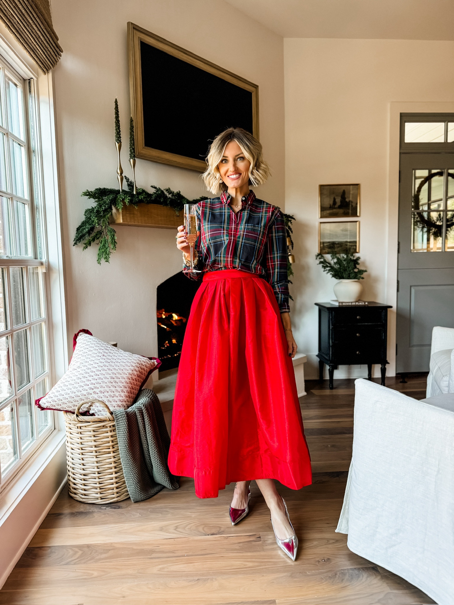 I mean isn’t this skirt so pretty! I am obsessed! Wearing XS


Loverly grey, holiday outfit, holiday party outfit, skirt, heel 

#LTKStyleTip #LTKHoliday #LTKParties