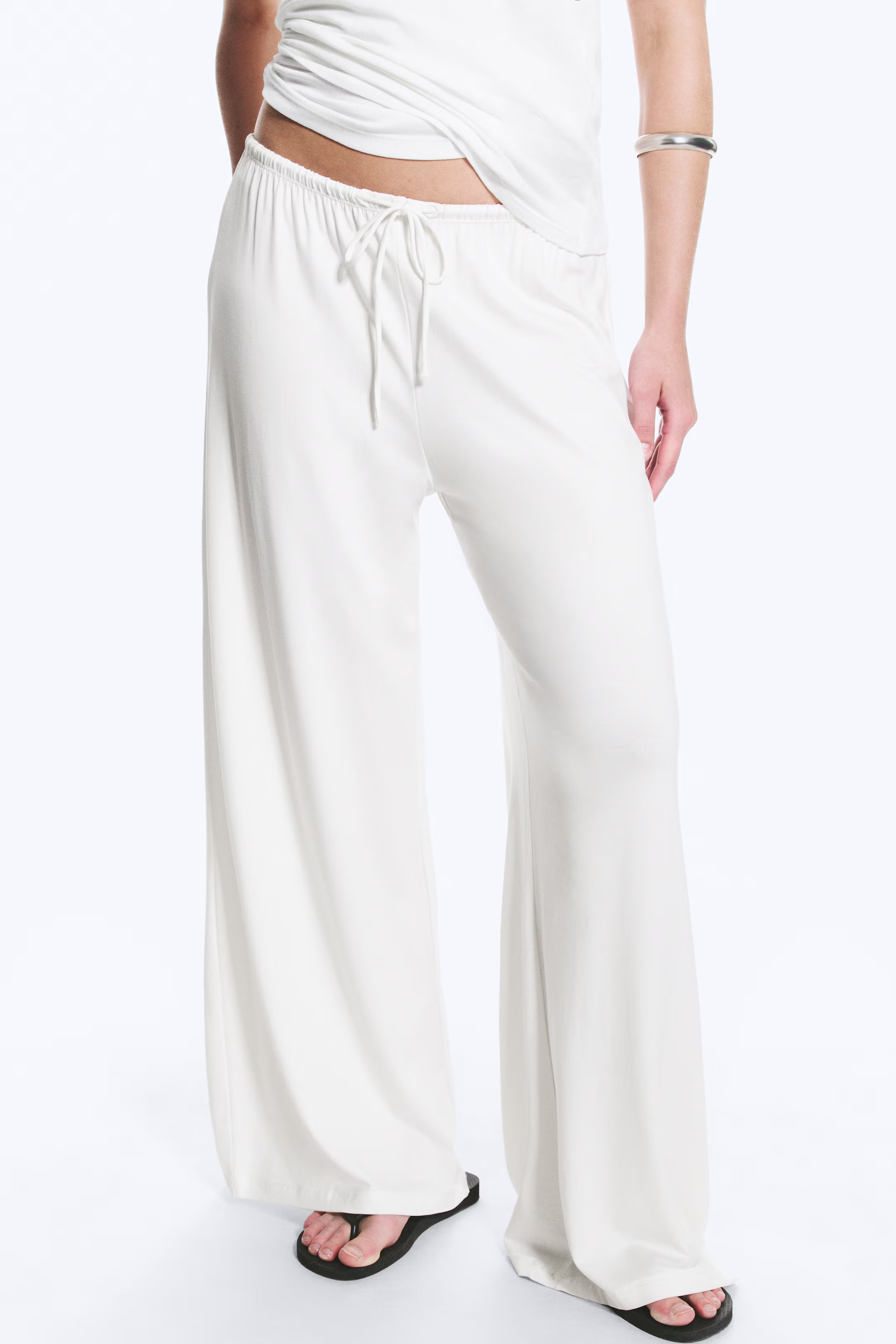 Lockere Lyocell-Hose mit mittelhohem Bund | H&M (DE, AT, CH, NL, FI)