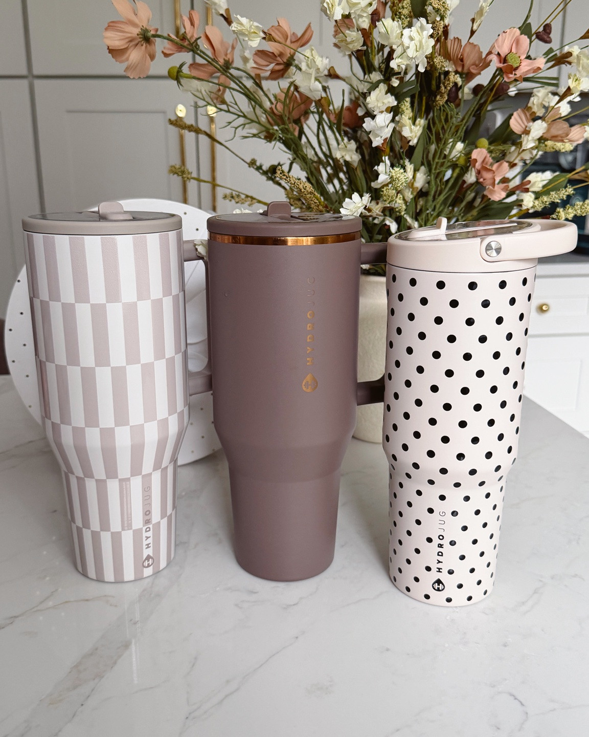 🤍 Use code IRYNACOLLICA at checkout! 🤍 Three neutral Hydrojugs in checkered taupe, mocha with copper trim and black polka dots. Stylish, easy to carry and great for gifting! ✨
#Hydrojug #HydrojugCode #HydrojugCollection #NeutralAesthetic #PolkaDotTumbler