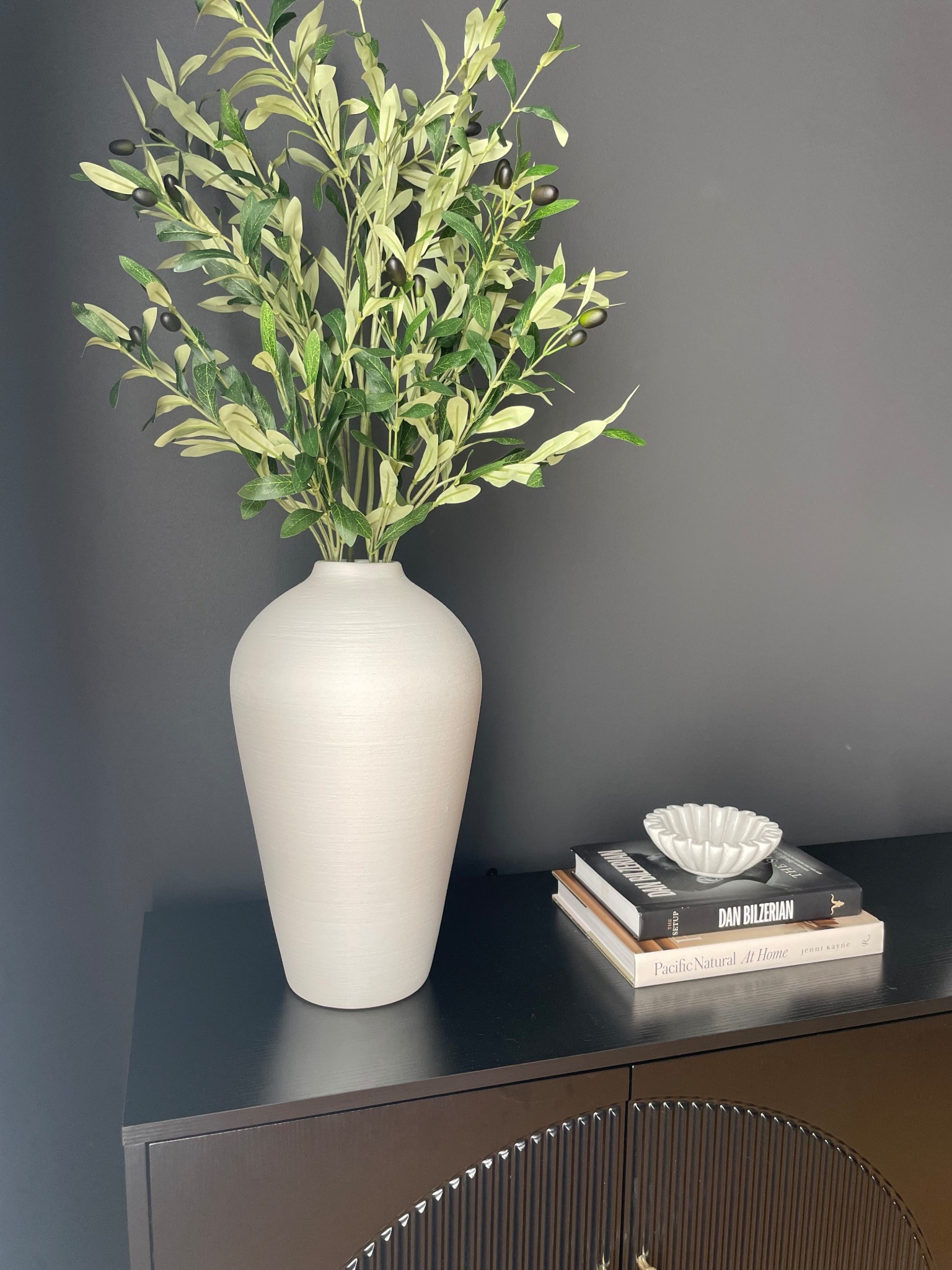 Home decor 🖤 

Modern | interior design | vase | books | simple | home decor | decor | office  

#target #amazon #homedecor #decor #interiordesign # home #interior #modern #officespace

#LTKmomlife #LTKdayinmylife #LTKHome