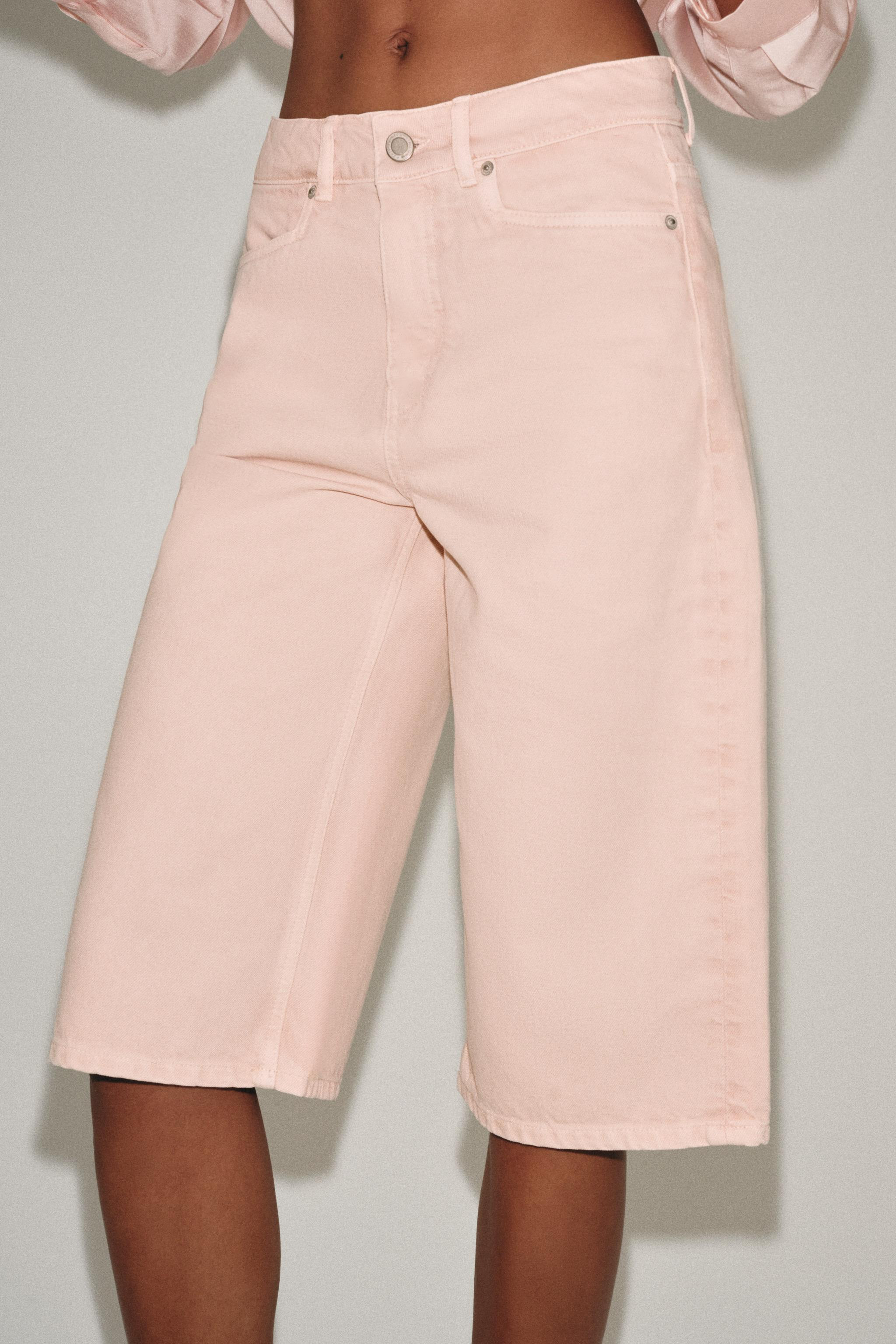 Model height: 179 cmMID-WAIST - REGULAR FIT - STRAIGHT LEGZARA WOMAN COLLECTIONMid-waist Bermuda ... | Zara UK
