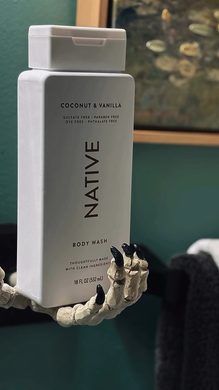 Smelling boo-tiful thanks to Native 👻🫧 Their body soaps have me feeling fresh, spooky, and totally obsessed — these scents are so good it’s scary! 🕯️✨ @influenster @native #complimentary #GiftedbyNative #CoconutVanillaBodyWash #nativepartner #influenster