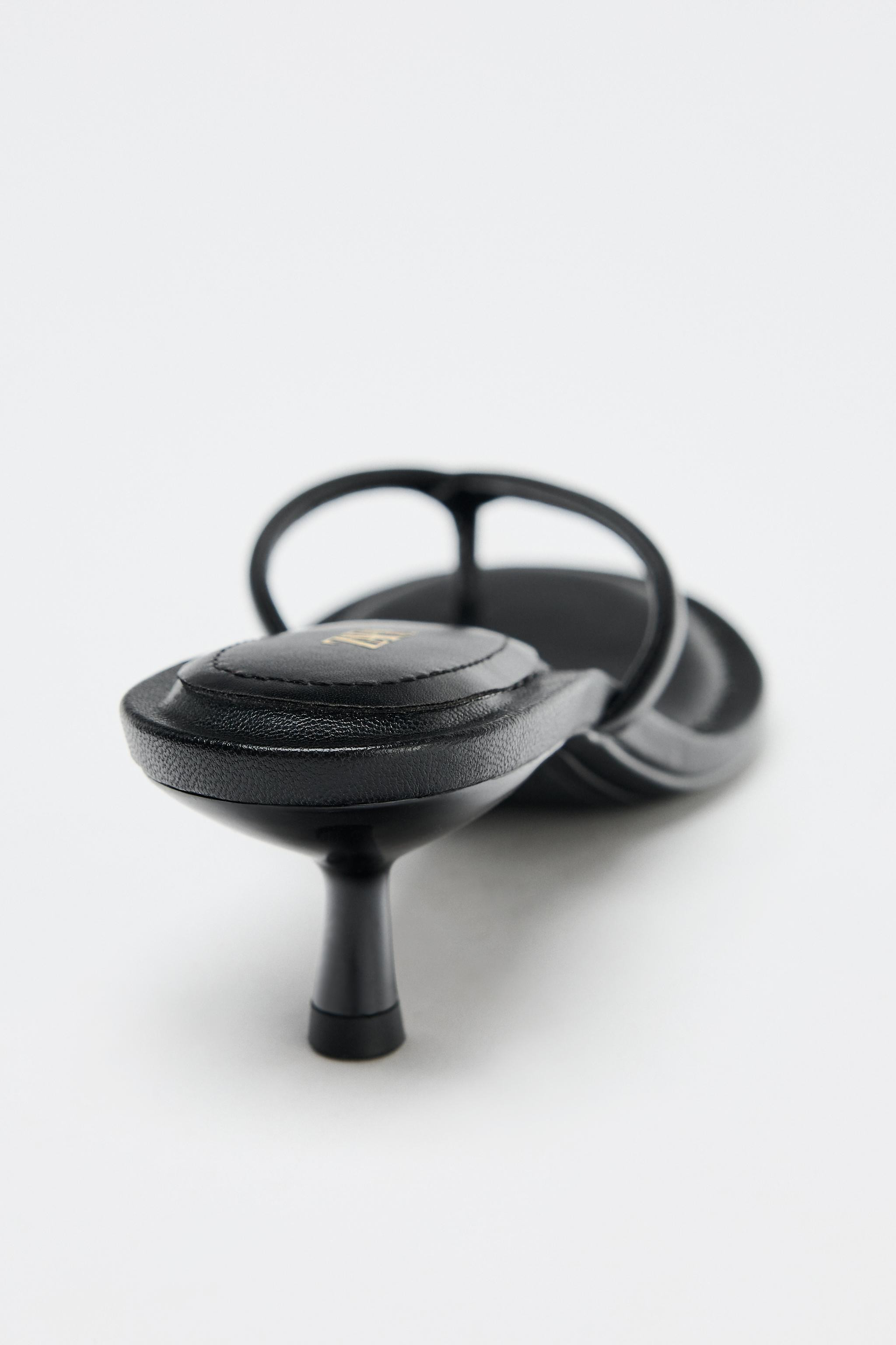 Sandal-style shoe. Strap with toe loop. Medium kitten heel. Round toe. Heel height: 2.2 inches (5... | Zara US