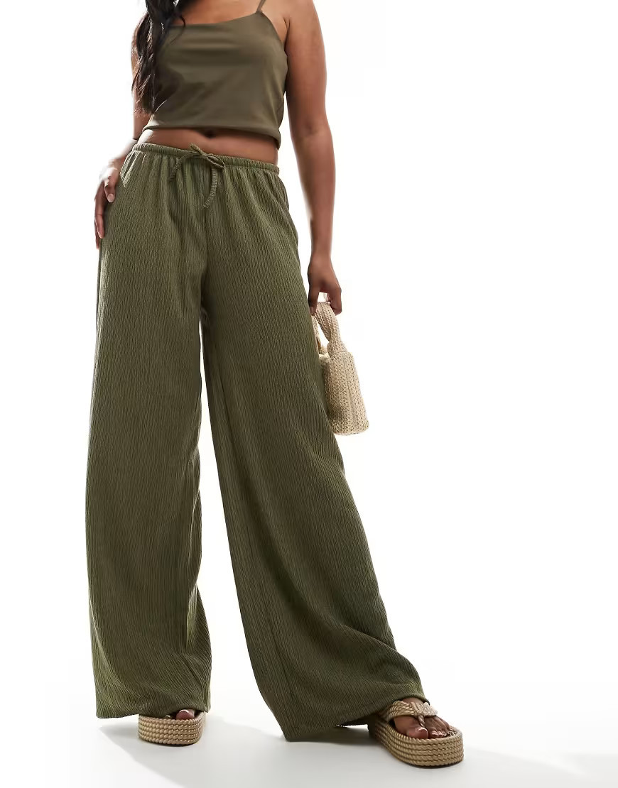 Pull&Bear textured wide leg trousers in khaki-Brown | ASOS (Global)