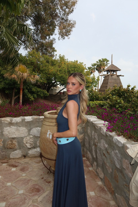 On tour 🩵🌺 Linking similar navy blue knit dresses & belts! 

 #LTKgrwm #LTKootd #LTKTravel