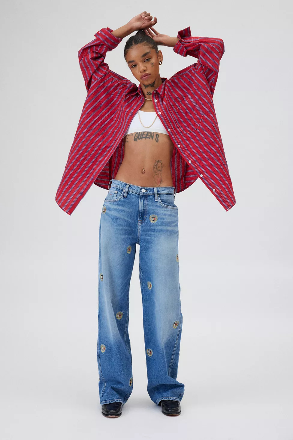 Tommy Jeans Betsy Embroidered Crest Logo Mid-Rise Loose Jean | Urban Outfitters (US and RoW)
