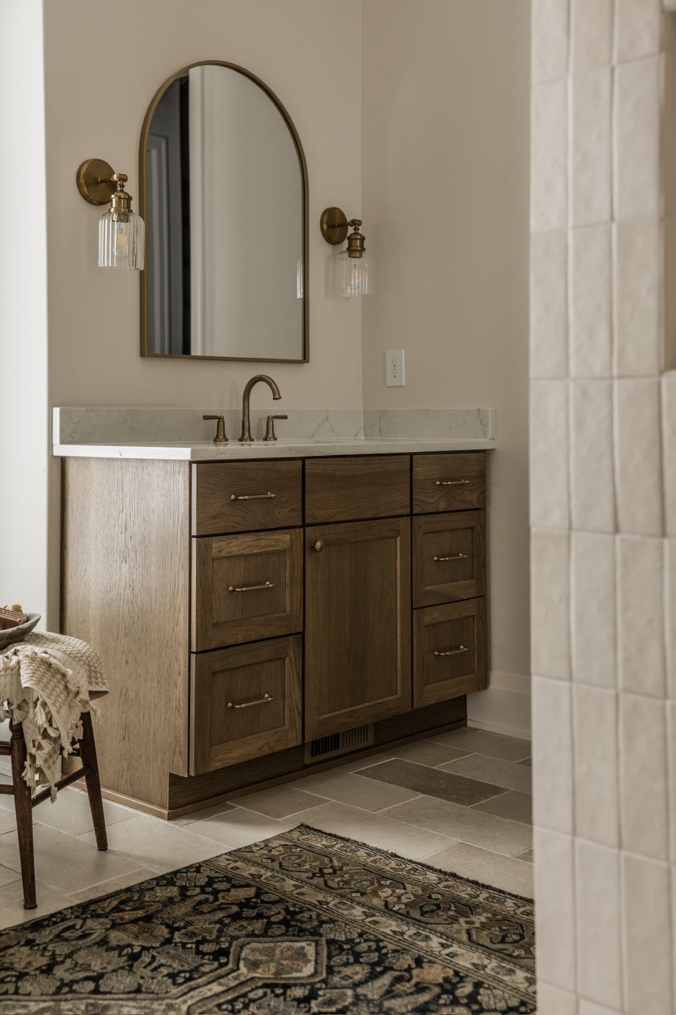 Easily refresh your kitchen and bathrooms this year by swapping out your mirrors and lighting! Linking our favorites from @wayfair 🤎 #ad #wayfair #wayfairpartner