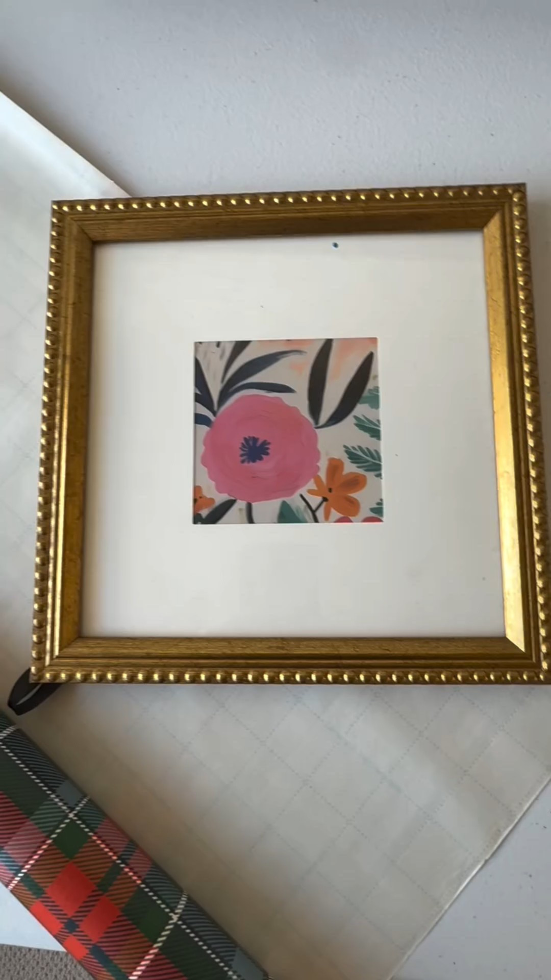 Let’s take some dollar tree plaid wrapping paper and a Walmart frame to decorate and save happy Christmas memories 🎄