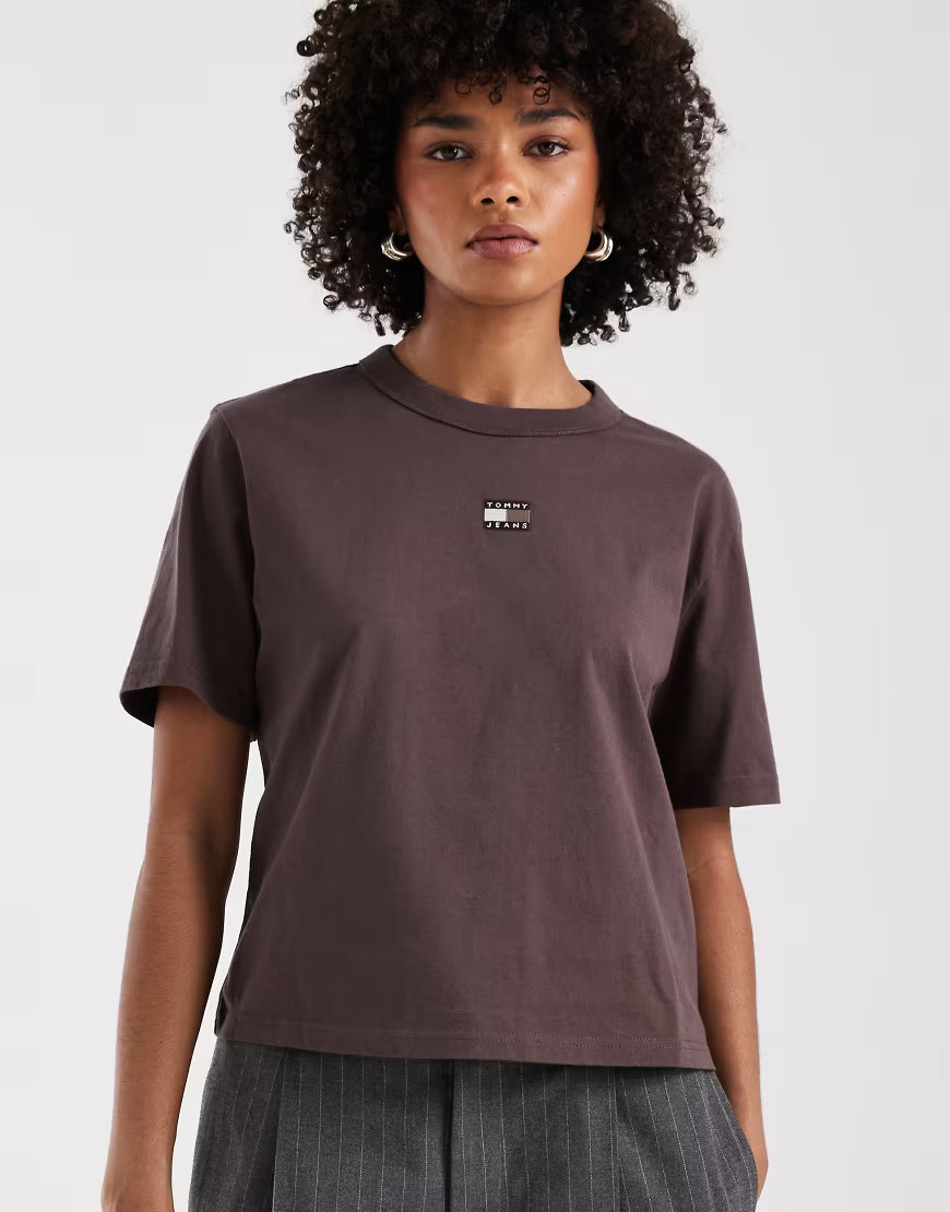 Tommy Jeans boxy badge t-shirt in brown | ASOS (Global)