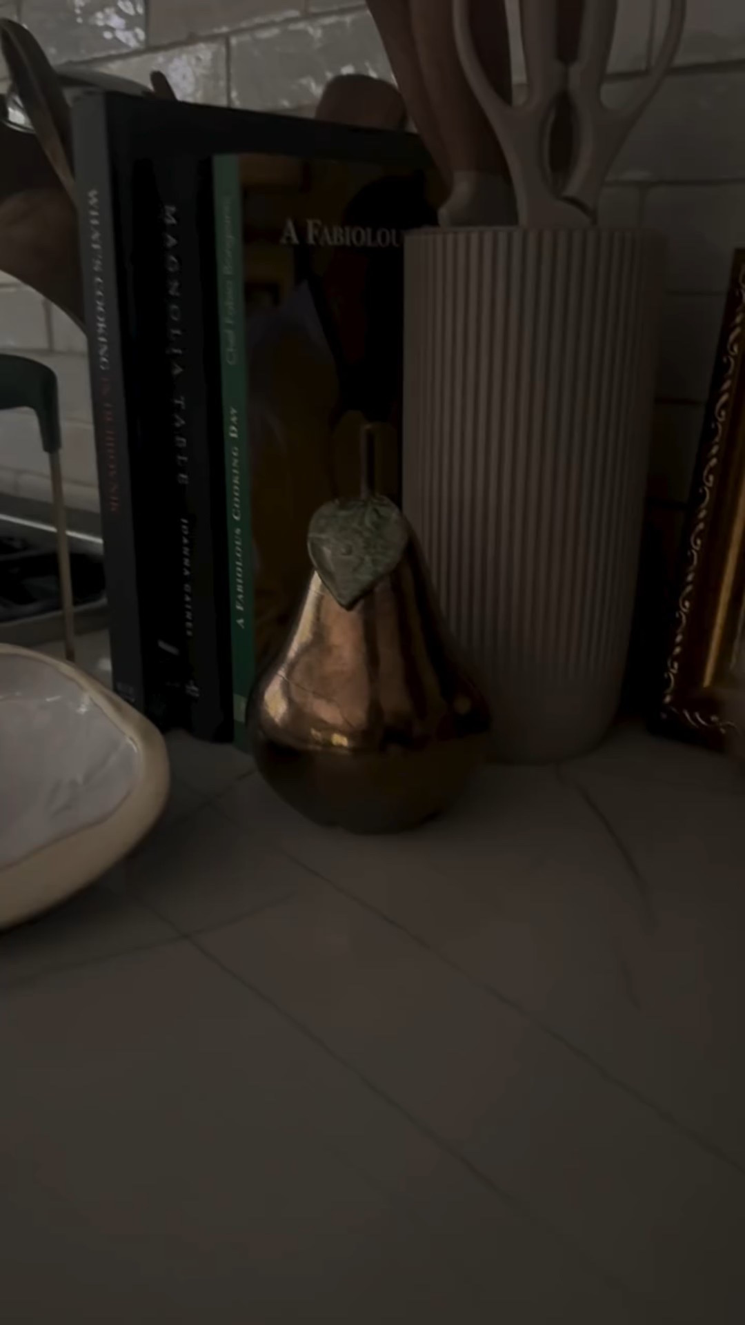 Oh hello, Fall 🍂 We’re so glad you’re here, softly settling into our home.

Tell me in the comments: what’s your favorite way to decorate for fall? Some of these pieces are vintage finds from a recent trip to a local vintage shop, but linking some. Comment “fall” for a link! 

Olá, outono 🍂 Bem-vindo ao nosso lar, entrando de mansinho e trazendo seu charme.