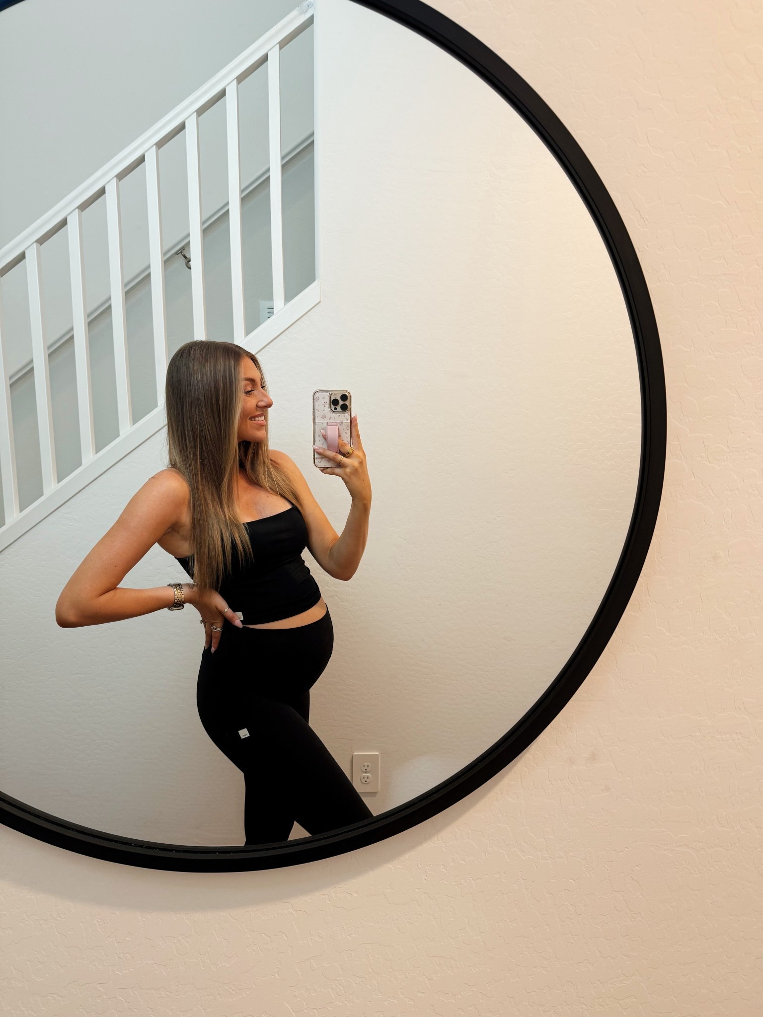 Comfiest active set that’s also bump friendly!! I just sized up 1 size from my pre pregnancy size! I’m wearing mediums here and I’m 29 weeks pregnant! 