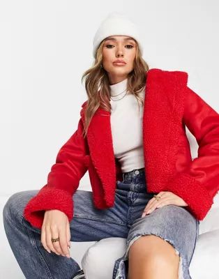 ASOS DESIGN – Gebondete, kurze Jacke aus Teddyfell in Rot | ASOS (Global)