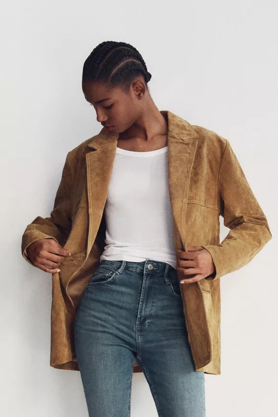 Blazer made of 100% suede leather. Featuring a lapel collar, long sleeves, front flap pockets, ma... | Zara UK