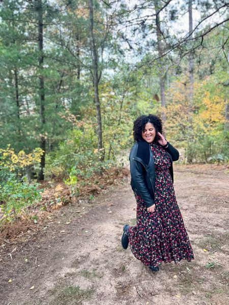 This dress tiered floral maxi dress was absolutely perfect for a fall wedding in the woods last weekend!

Sleeveless with a high neck. Kept me comfortable and styling all night long! 

I’m wearing an XXL here.

Plus it’s on sale!


#LTKwedding #LTKsalealert #LTKSeasonal