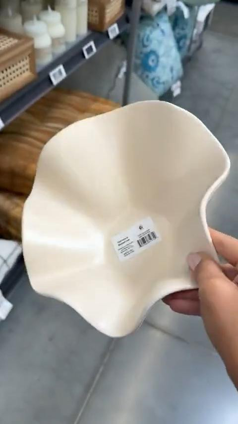 I’ve been using this ceramic bowl and love how the soft ruffle shape adds subtle movement while keeping everything neutral and easy to style.

Sharing this one here if you’re looking for a simple decorative bowl for a coffee table or shelf.
@Walmart 

 

#LTKHome #LTKU #LTKSaleAlert