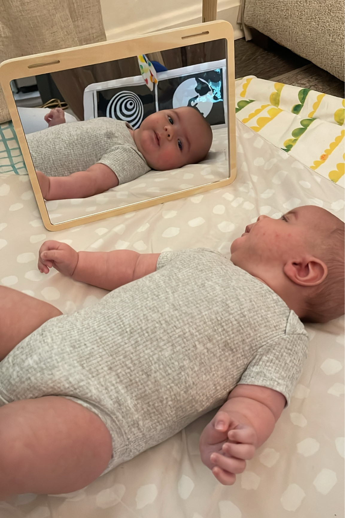 Montessori tummy time mirror we’re loving … it also holds contrast cards!
