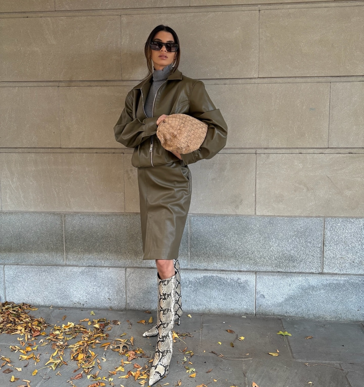 I love autumn🍂 & monochromatic looks🫒

#monochromatic #monochromeoutfit #falloutfitinspo #autumnlooks #olivegreen #leatherset