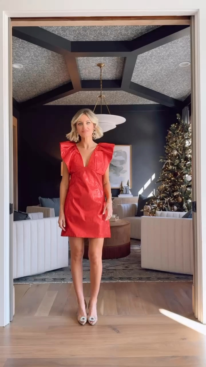 This red dress is perfect for a holiday party! The metallic sheen is so pretty! Wearing XS! @tuckernuck #tuckernuckpartner


Loverly grey, holdiay, Christmas, dress, date night outfit 

#LTKHoliday #LTKSeasonal #LTKStyleTip