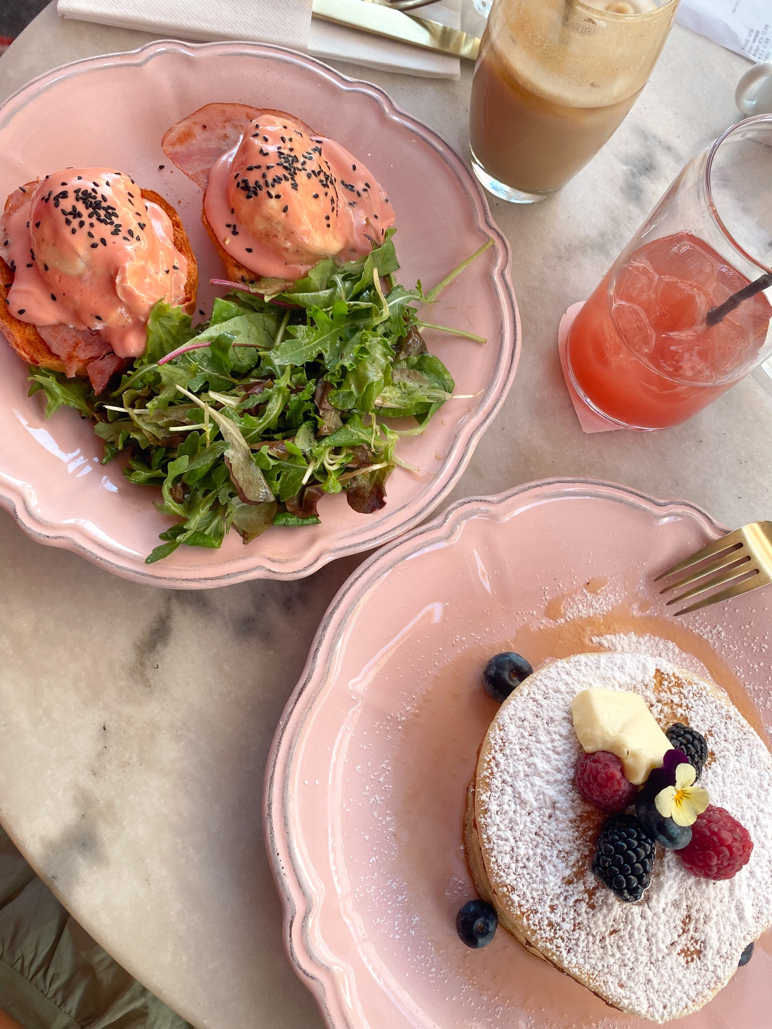 Breakfast pink plates girly plates kitchenware gold details breakfast plates kitchen objects kitchen items gold fork