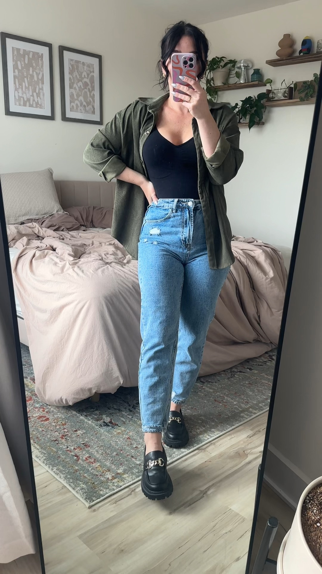 Casual spring ootd- outfit inspo- spring outfit- high waisted jeans- black bodysuit and clogs