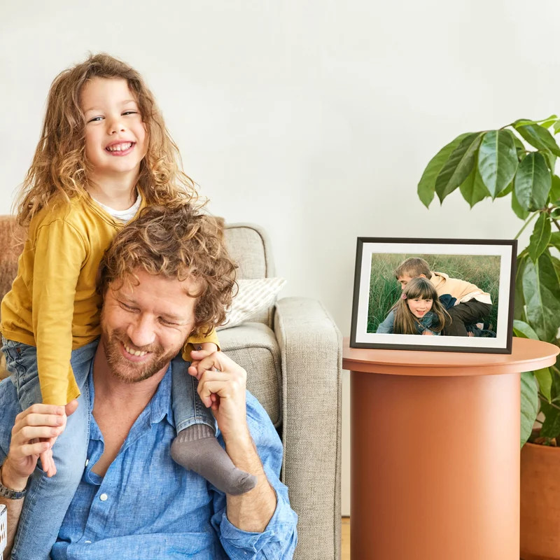 Carver Mat 10" | Aura's bestselling digital frame | Aura Frames