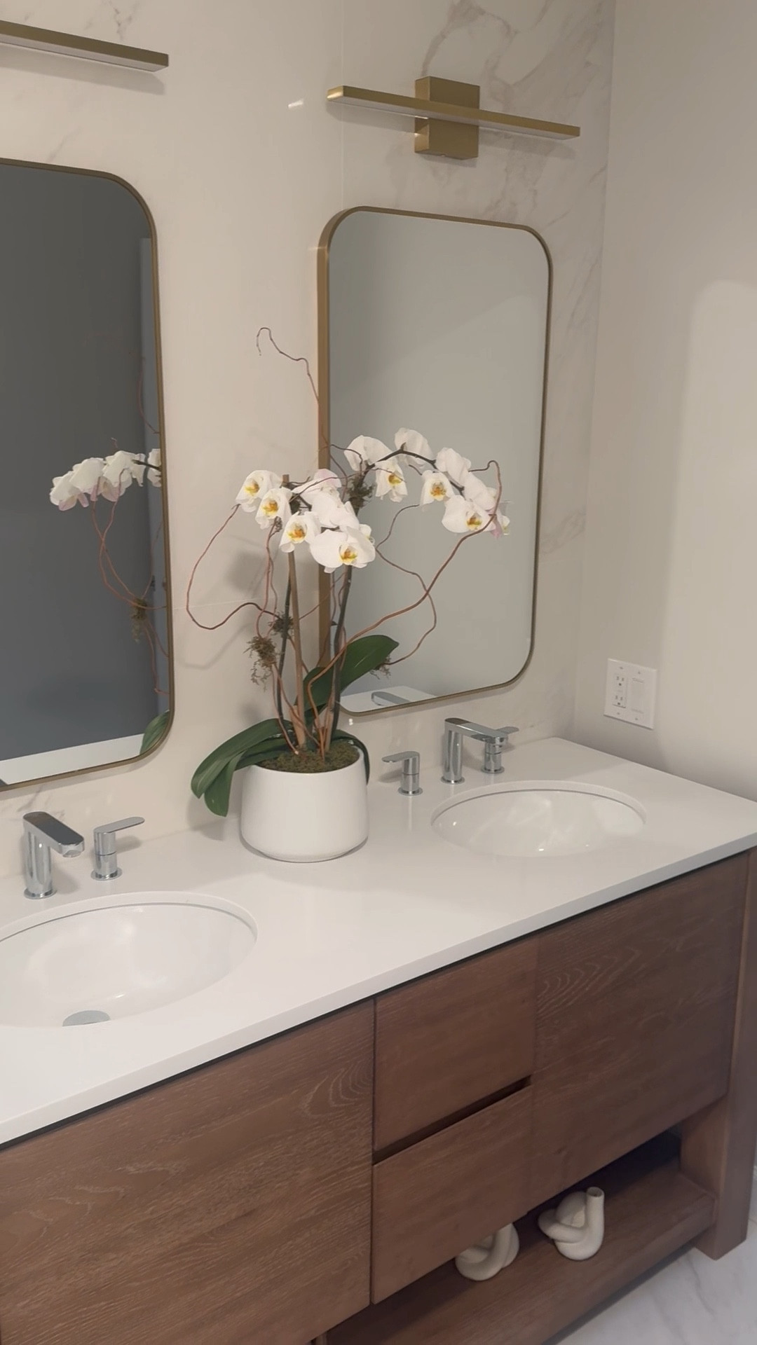 Warm wood, soft light, and stone that almost looks too pretty to be porcelain. Spa energy activated. 🤍✨


#BathroomGoals #OrganicModern #WestElmStyle #AmazonFinds #WarmMinimalism #PorcelainNotMarble #NeutralHome #DesignInspo #HomeSanctuary #SpaVibes #ModernBath #InteriorDetails #WabiSabiStyle #HomeWithIntent

#LTKFamily #LTKFindsUnder100