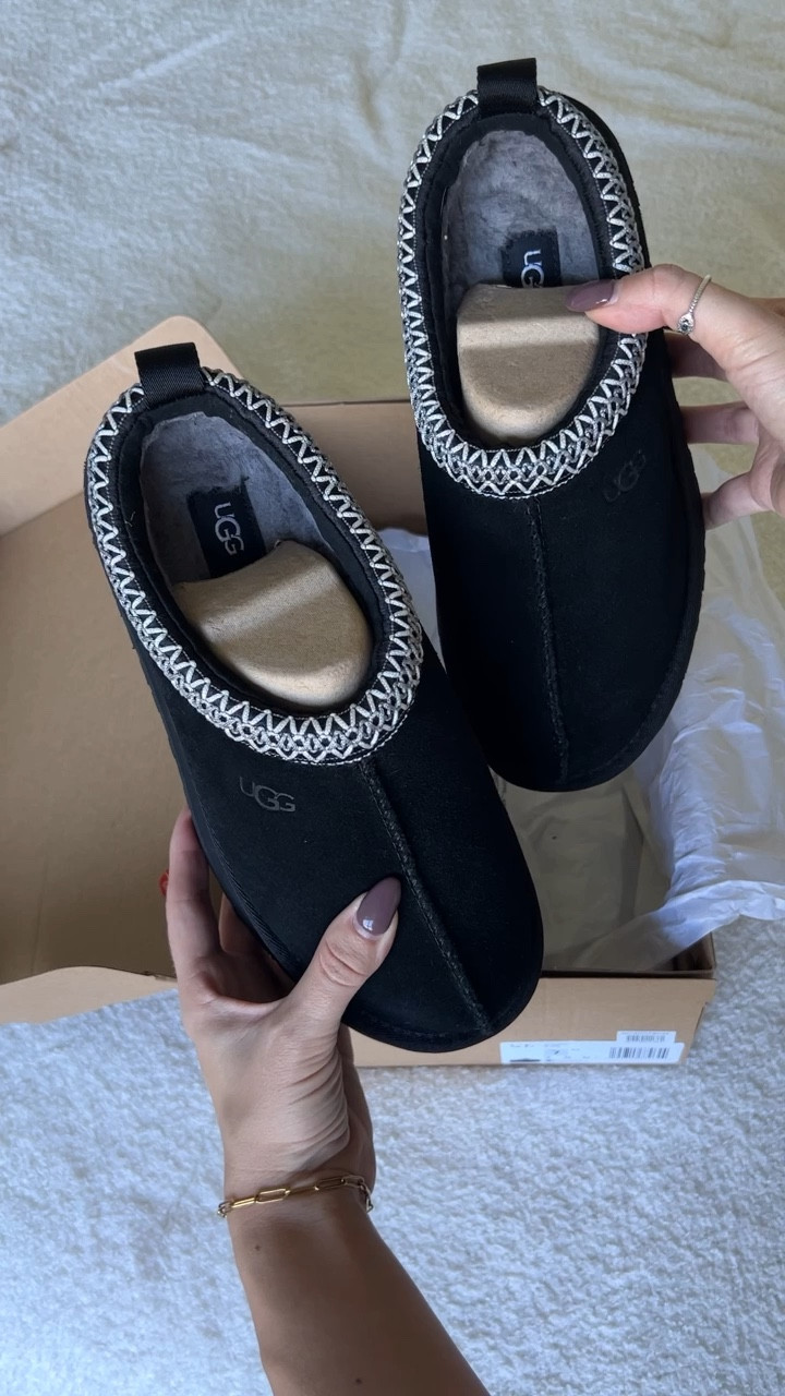 I wasn’t going to buy these… but couldn’t resist! So cute and they go with so many outfits! These would also make an awesome gift! 😍🖤

Wearing size 7, tts

#LTKshoecrush #LTKGiftGuide #LTKSeasonal