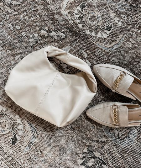 Cream neutral spring handbag vegan leather. Chain detail leather mule slide shoes styled by BarbiGia 



#LTKSeasonal #LTKworkwear #LTKfindsunder50