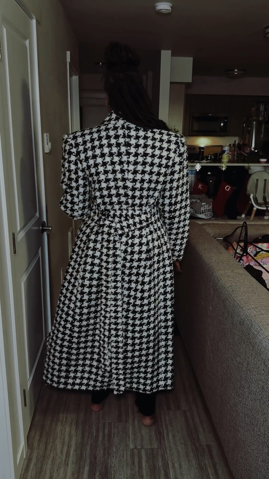 This is one of those pieces you put on and immediately feel put together—no extra effort required ✨

I’ve tried this maxi coat in white, black, and houndstooth, and I finally get why everyone’s obsessed. It’s that perfect in-between weight: structured enough to look elevated, but still easy and wearable for real life. Think errands, school drop-off, coffee meetings, date night… all covered 🤍

For fit reference:
I’m 6 ft tall with a 40” bust, 38” waist, and 53” hips. I’m wearing a size Large in the white and XL in the black and houndstooth. The length is chef’s kiss—actually long, not “almost long.” It skims the body without feeling bulky, and the fabric has that luxe, tailored feel that makes even the simplest outfit look intentional ✨

What really sold me is the versatility. You can throw this over leggings and sneakers and still look polished, or layer it over trousers, denim, or a dress for a more elevated moment. It’s classic, timeless, and very much that capsule wardrobe, quiet luxury, everyday chic vibe 🖤

If you’ve been searching for a long coat that works on a taller frame, feels high quality, and doesn’t box you in—this one is worth a look.
