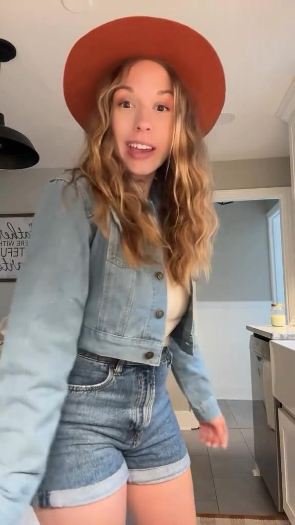 The perfect denim jacket for fall 🍁🍁
Linked on my LTK in my bio
#Fashion #denim #denimjacket #cropped #momsofig #ltk #ltkit